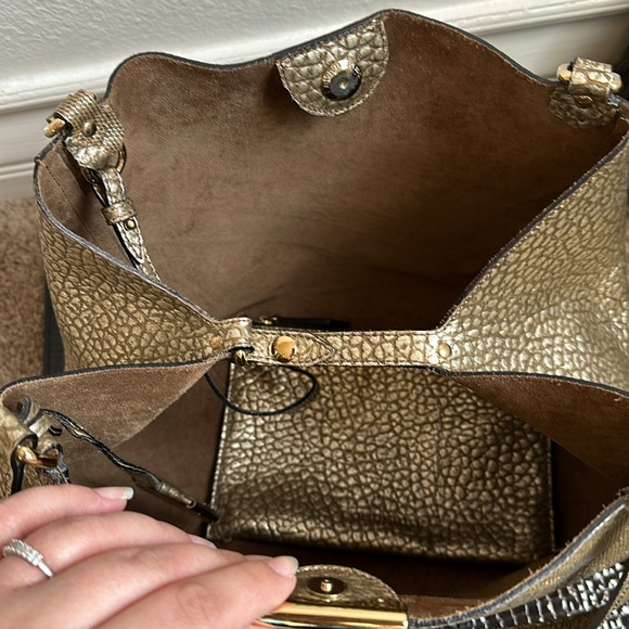 Beautiful Burberry SG Grain Metallic Small Canterbury Tote in Gold. - Picture 6 of 8
